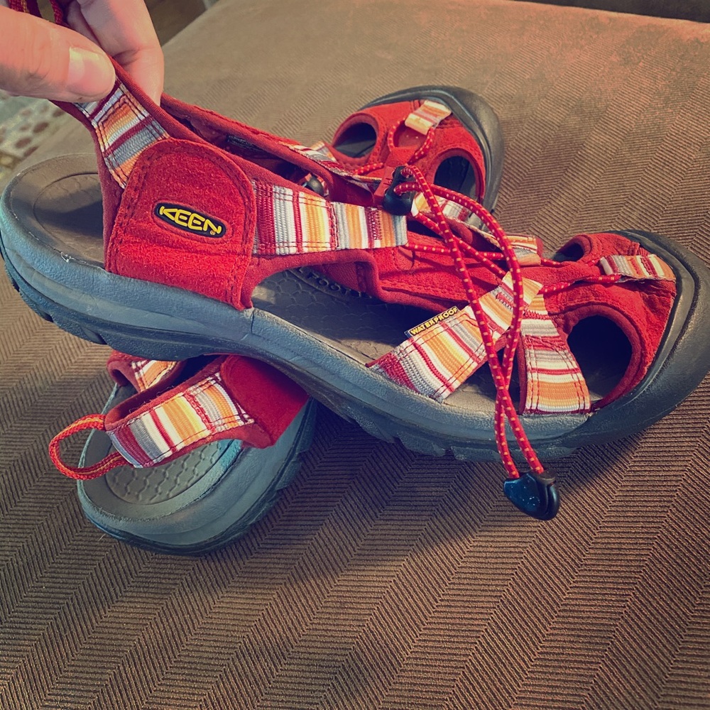 KEEN sz 11 water shoes/sandals red stripe